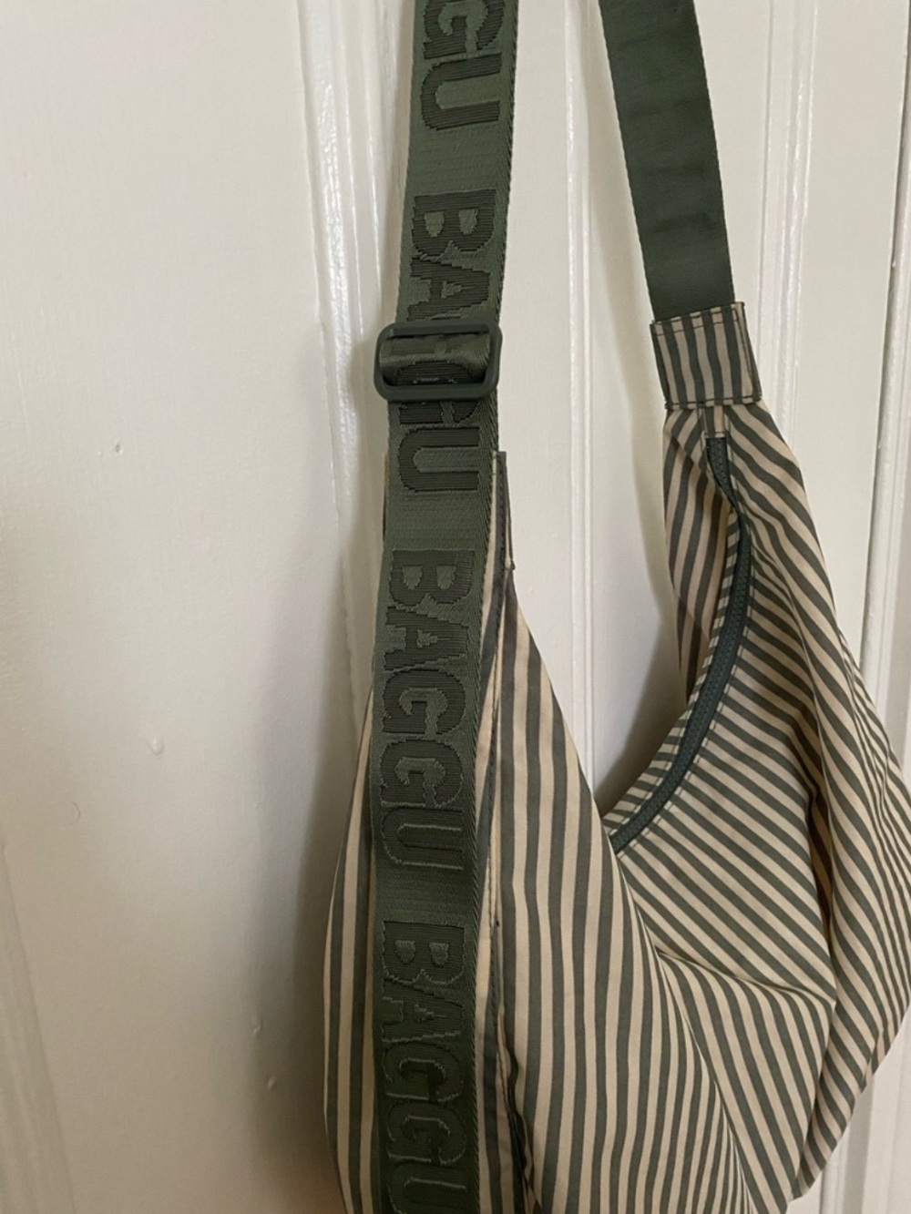 BAGGU Large Nylon Crescent Bag - Picture 9 of 9